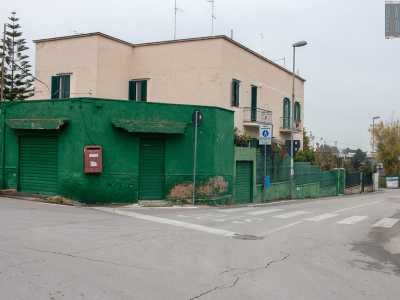 Svoltiamo ora a destra, percorrendo una traversa che interseca via Martin Lutero. All'incrocio balza all'occhio una bassa costruzione dipinta di verde che presenta una vecchia cassetta delle poste probabilmente ancora attiva